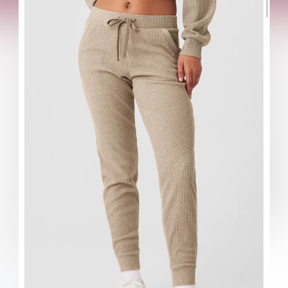 ALO muse sweatpant in gravel color size M brand new